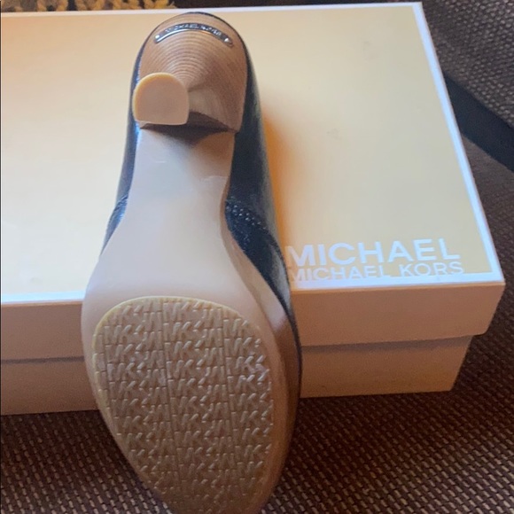 Michael Kors Belinda Pump - Picture 3 of 5